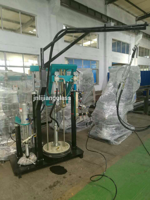 Opération manuelle de propagation de mastic en verre isolant vertical de machine