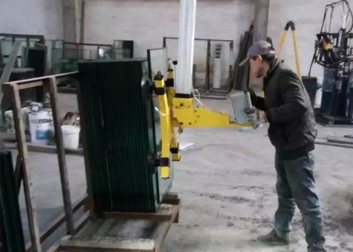 Chaîne de production en verre isolante en porte-à-faux de levage de la grue 800KG et grue en verre avec quatre surgeons