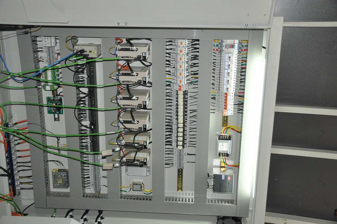 Chaîne de production en verre isolante verticale/moteurs servo isolants du robot 8 en verre de cachetage