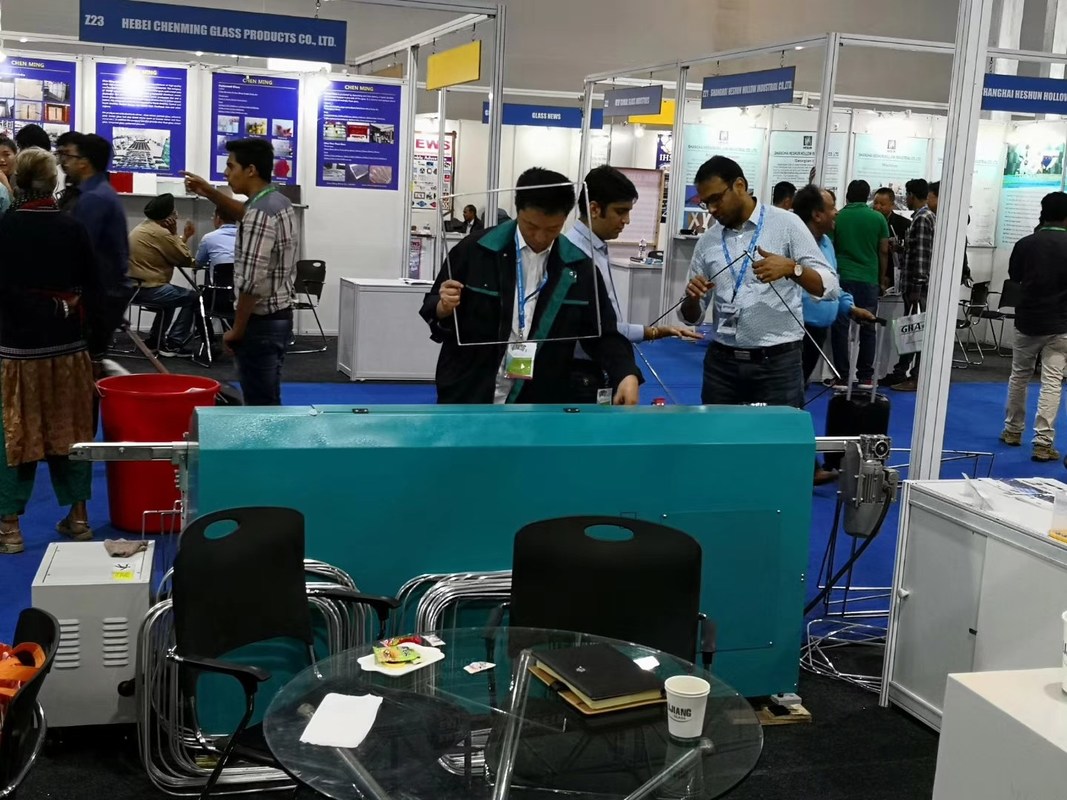 Le type de machine butylique de l'extrudeuse LJTB01 est employé pour écarter les cadres en aluminium d'entretoise même avec du butyle chaud de fonte