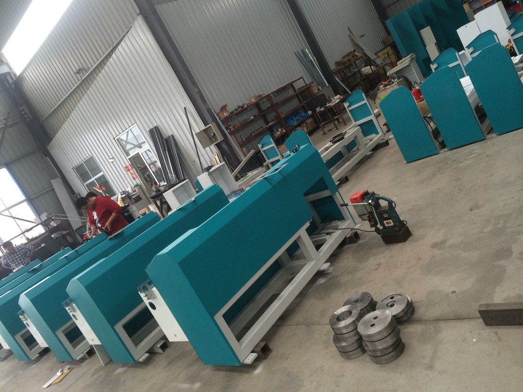 La machine butylique de l'extrudeuse LJTB01 est utilisée pour écarter les cadres en aluminium d'entretoise même avec du butyle chaud de fonte.