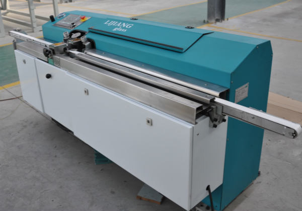 Le type de machine butylique de l'extrudeuse LJTB01 est employé pour écarter les cadres en aluminium d'entretoise même avec du butyle chaud de fonte