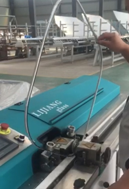 Le type de machine butylique de l'extrudeuse LJTB01 est employé pour écarter les cadres en aluminium d'entretoise même avec du butyle chaud de fonte.