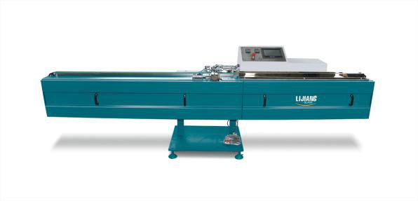 Le type de machine butylique de l'extrudeuse LJTB01 est employé pour écarter les cadres en aluminium d'entretoise même avec du butyle chaud de fonte.