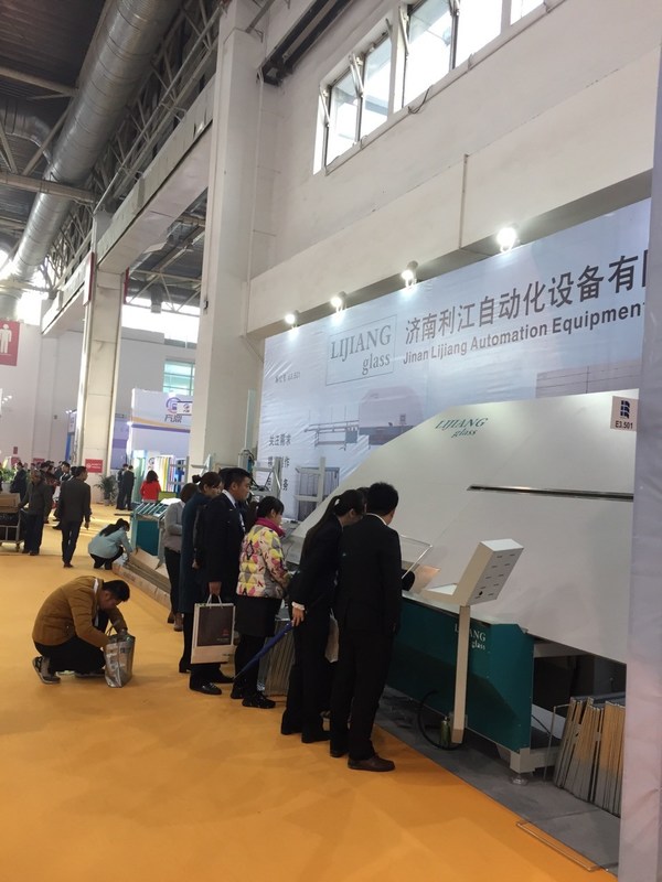 La machine à cintrer d'entretoise automatique est un équipement spécial pour la fabrication des cadres en aluminium d'isoler le verre