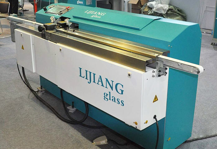 Le type de machine butylique de l'extrudeuse LJTB01 est employé pour écarter les cadres en aluminium d'entretoise même avec du butyle chaud de fonte.