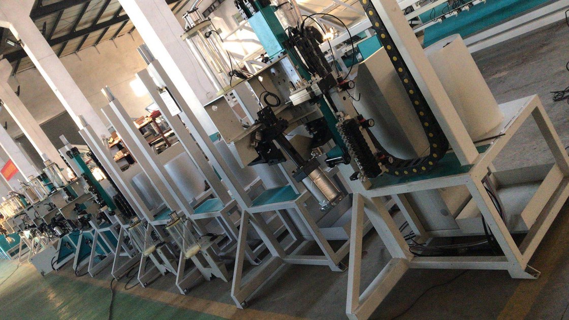 La machine de remplissage déshydratante réalisent automatiquement des actions des trous de perçage automatiquement dans les cadres d'entretoise